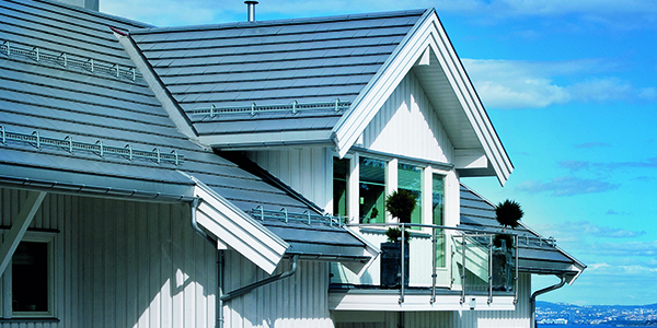 BMI AeroDek grå takpanne på hvitt hus