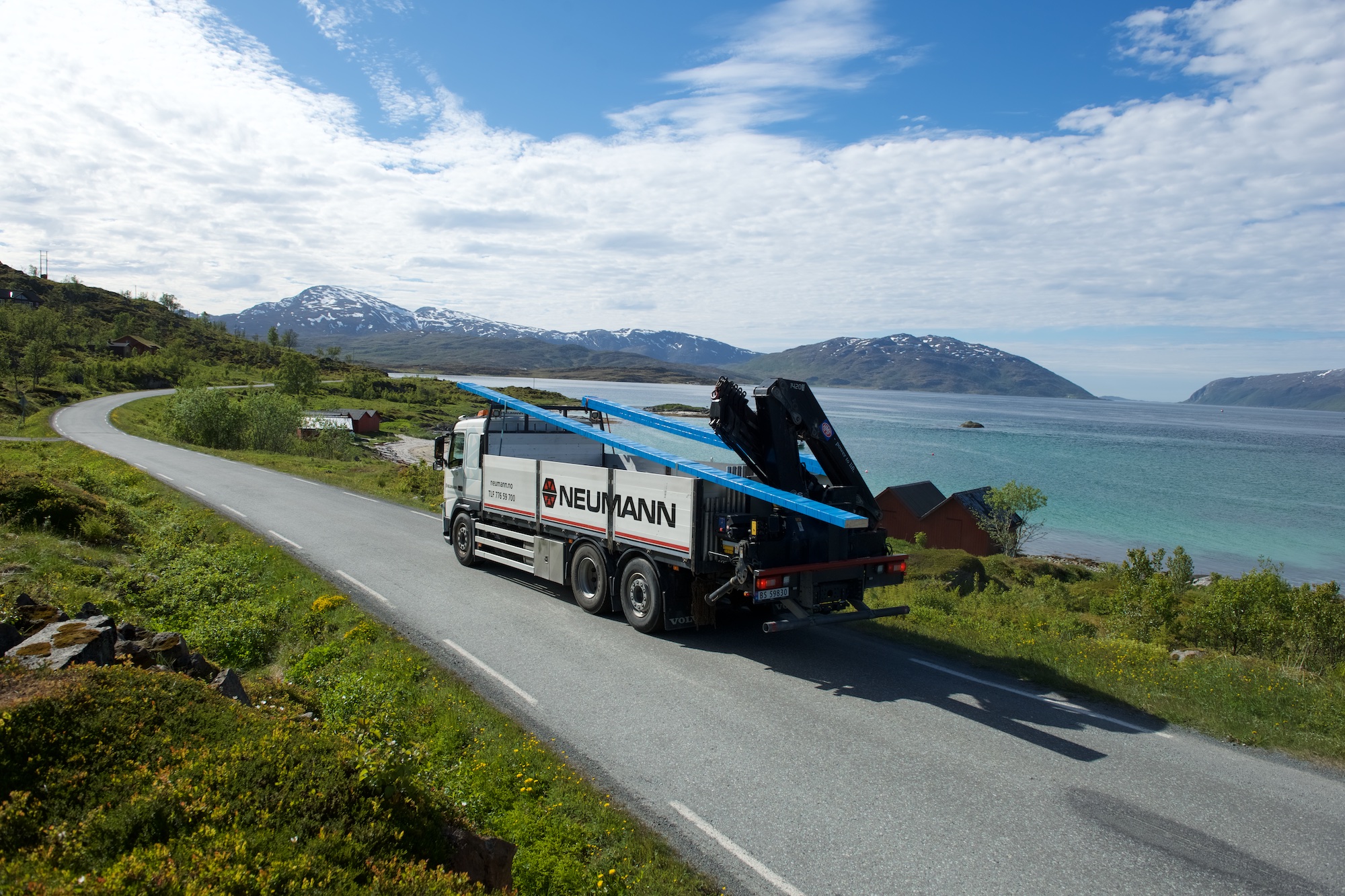 Neumann lastebil transporterer varer i havgapet