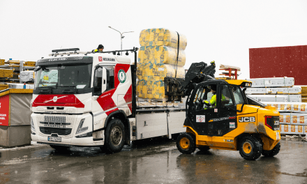 Lossing av bil levering byggeplass Neumann