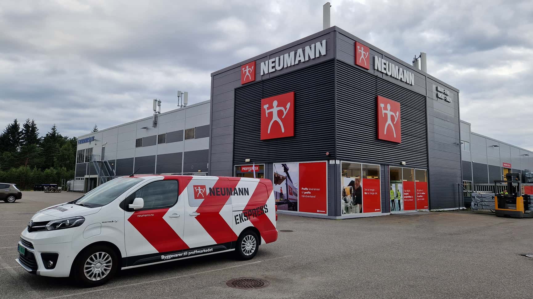 Bergen Frekhaug fasade Neumann proff ekspress parkeringsplass